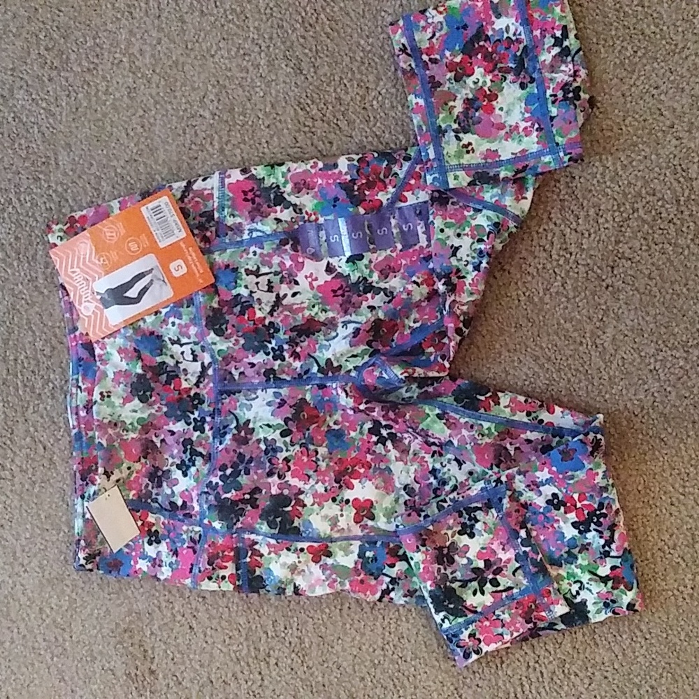 NWT capri active leggings size small multi colored Muuv